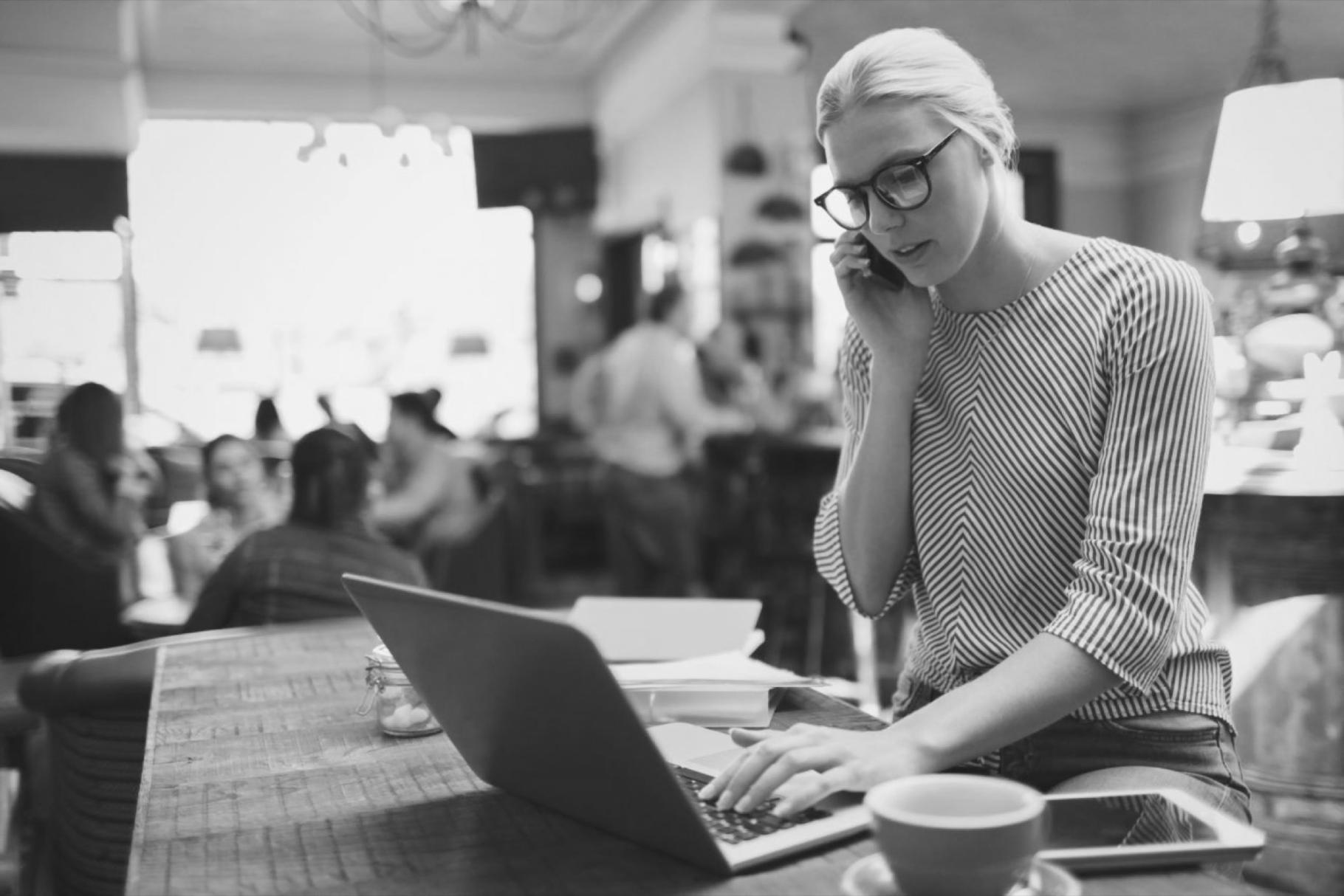 Entrepreneur travaillant sur son plan financier avec accompagnement Lorianexivo